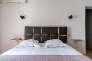 Postel nebo postele na pokoji v ubytování Logis Hotel Le Chêne Vert