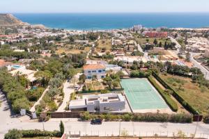 una vista aérea de una casa con pista de tenis en Bela Vista da Luz 17 by Destination Algarve, en Luz