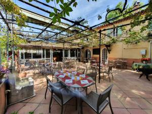 Zahrada ubytování Logis Hotel Le Chêne Vert