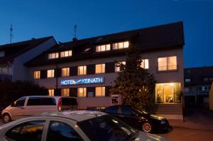 un edificio con coches estacionados frente a él en Hotel Keinath Stuttgart en Stuttgart