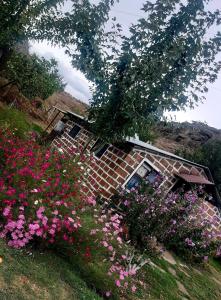 uma casa com flores em frente em GreenField Luxe em Yeghegnadzor