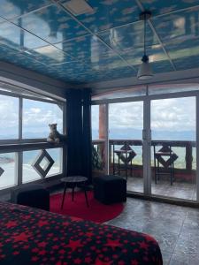 a room with a bed and a view of the ocean at Hostal bajo las estrellas in Chicá