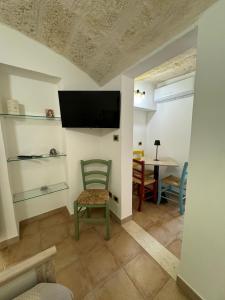 ein Wohnzimmer mit einem Stuhl und einem Tisch in der Unterkunft Le Casette di Ciccio in Fasano