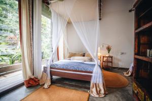 Schlafzimmer mit einem Bett mit Moskitonetz in der Unterkunft Kaliwa Lodge in Moshi