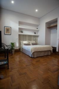 una camera con letto e pavimento in legno di Nidos Accommodation Gaia a Vila Nova de Gaia
