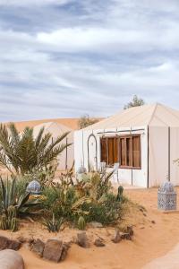 une tente au milieu du désert dans l'établissement Caravanserai Luxury Desert Camp, à Merzouga