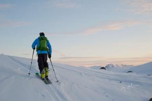 RiksgränsenにあるKatterjokk Turiststationの雪面スキー乗り