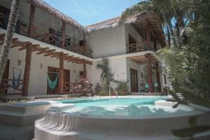 una casa con piscina frente a ella en Casa Iguana Holbox - Beachfront Hotel, en Isla Holbox