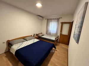 Кровать или кровати в номере Apartments Branko