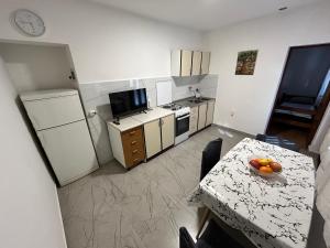Кухня или мини-кухня в Apartments Branko
