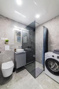 Ένα μπάνιο στο Grey Apartments