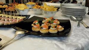 una mesa con un plato de aperitivos y platos de comida en Residence Regina, en Marina di Gioiosa Ionica
