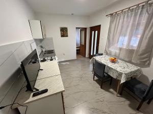 Кухня или мини-кухня в Apartments Branko
