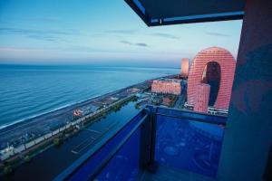 vistas al océano desde el balcón de un edificio en ORBI CITY Beautiful Luxurios Panoramic View on batumi en Batumi