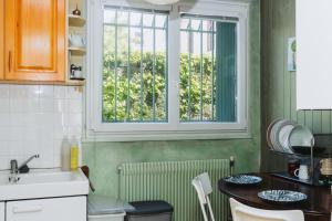 une cuisine avec une petite table et une fenêtre dans l'établissement Appartement sain et paisible à Lyon, à Lyon