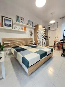 - une chambre avec un grand lit dans l'établissement Studio 1 Milano Navigli, à Milan