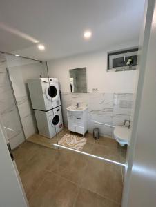 Bilik mandi di Modernes Haus 5 Min vom See