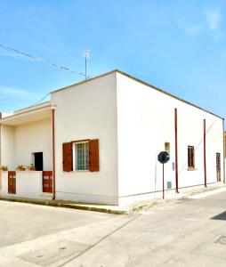 un edificio blanco al lado de una calle en Casa Vacanze Patrizia, en Botrugno