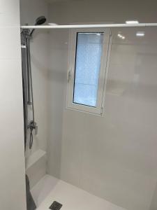 a bathroom with a shower and a window at Habitación grande y comoda en piso particular y familiar in Valencia