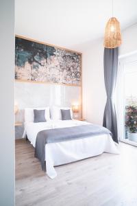 Postel nebo postele na pokoji v ubytování New Elegance Suites Guesthouse