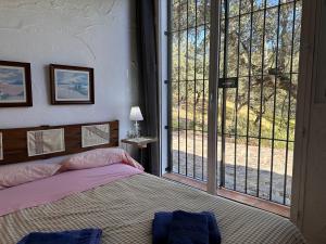 Łóżko lub łóżka w pokoju w obiekcie Casa Rural Navalonguilla con piscina