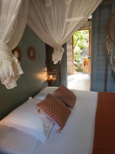 Postel nebo postele na pokoji v ubytování TIKI PARADISE LODGE FWI + 37 fotografií