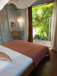 Postel nebo postele na pokoji v ubytování TIKI PARADISE LODGE FWI