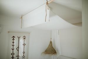 ein Zimmer mit weißen Wänden und einer weißen Wand mit zwei Eichen in der Unterkunft Aloe Comfort House by KHI in Kythnos
