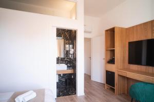 TV a/nebo společenská místnost v ubytování New Elegance Suites Guesthouse
