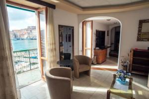 a living room with a view of the ocean at Appartamento Il Veliero Vista Darsena in Portoferraio