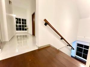 ein leerer Flur mit einer Treppe in einem Haus in der Unterkunft Ivy Home in Nuwara Eliya + 42 Fotos