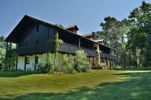 a large house with a large yard in front of it at Ferienwohnungen auf dem Landgut Elshof 