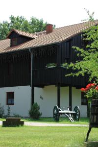 a carriage sitting in front of a house at Ferienwohnungen auf dem Landgut Elshof 