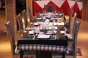 Restoran või mõni muu söögikoht majutusasutuses Nilambara Lake View