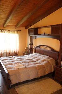 een slaapkamer met een groot bed in een kamer bij B&B Morena in Cormòns