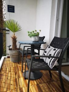 une table et une chaise sur la terrasse dans l'établissement APARTMENT IZABELA Opatija, à Opatija