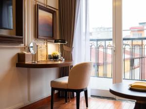 Televiisor ja/või meelelahutuskeskus majutusasutuses Minerva Premium Hotel