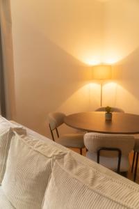 um quarto de hotel com uma mesa e cadeiras e uma cama em Modernes Altstadt Apartment em Bad Belzig
