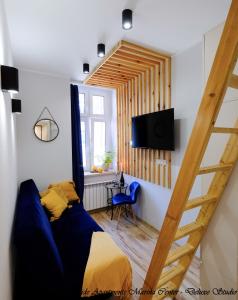Habitación con cama y escalera en BaySide Apartments Marina Center en Gdansk