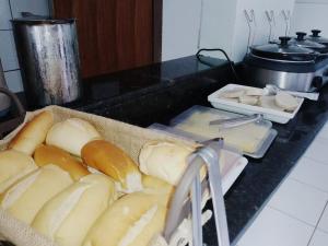 ein Haufen Käse auf einer Küchentheke in der Unterkunft Mandacaru pousada in Maceió
