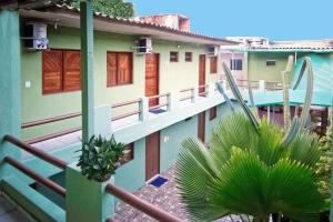 Blick auf ein Haus mit Balkon in der Unterkunft Mandacaru pousada in Maceió