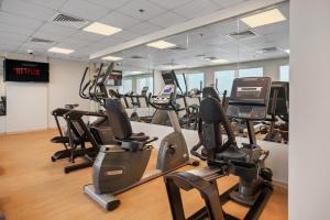 Fitness centrum a/nebo fitness zařízení v ubytování Stylish studio at Sports City