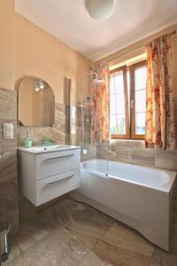 łazienka z wanną i umywalką w obiekcie Pałacyk Karkonosze koło Karpacza w mieście Karpacz
