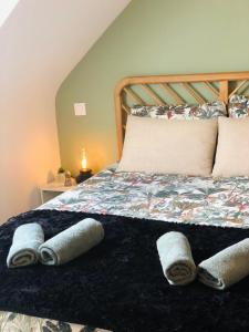 een slaapkamer met een bed met twee handdoeken erop bij Le studio d'Angèle : KIMI in Bruz