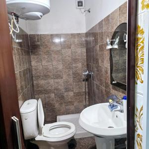 Koupelna v ubytování Dafina Hotel