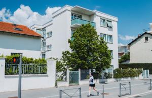 une personne faisant du skateboard dans une rue en face d'un bâtiment dans l'établissement Appartement sain et paisible à Lyon, à Lyon