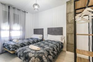 1 Schlafzimmer mit 2 Betten und 1 Etagenbett in der Unterkunft BaruHaus Estrella Mansilla in Mansilla de las Mulas