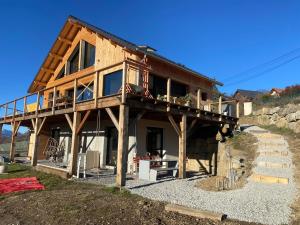 una casa en construcción en una colina en Les vignes du château 2, en Chorges