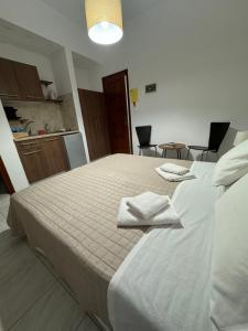 Postel nebo postele na pokoji v ubytování Fedra Apartments Lindos