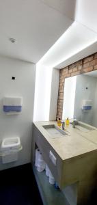 ein Badezimmer mit einem Waschbecken, einem Spiegel und einem WC in der Unterkunft Helles Zimmer im Loft in Mannheim